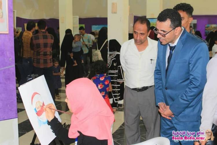 السلطة المحلية تفتتح المعرض التشكيلي الأول عن معاناة نساء تعز، الذي نظمته رابطة الاعلاميات