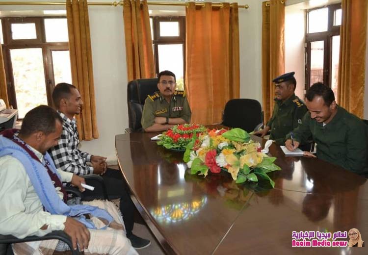 مدير إدارة التوجيه المعنوي والعلاقات العامة بشرطة تعز يتفقد مصلحة الهجرة والجوازات .