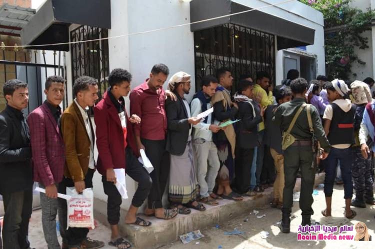 مدير إدارة التوجيه المعنوي والعلاقات العامة بشرطة تعز يتفقد مصلحة الهجرة والجوازات .