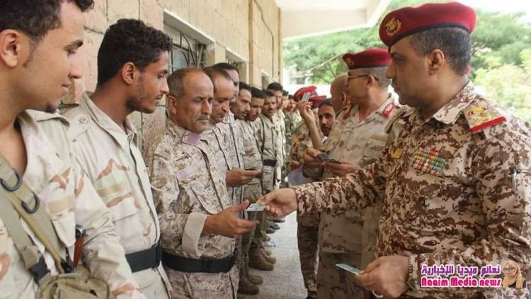 قيادة محور تعز تبدأ صرف البطائق العسكرية الالكتروني