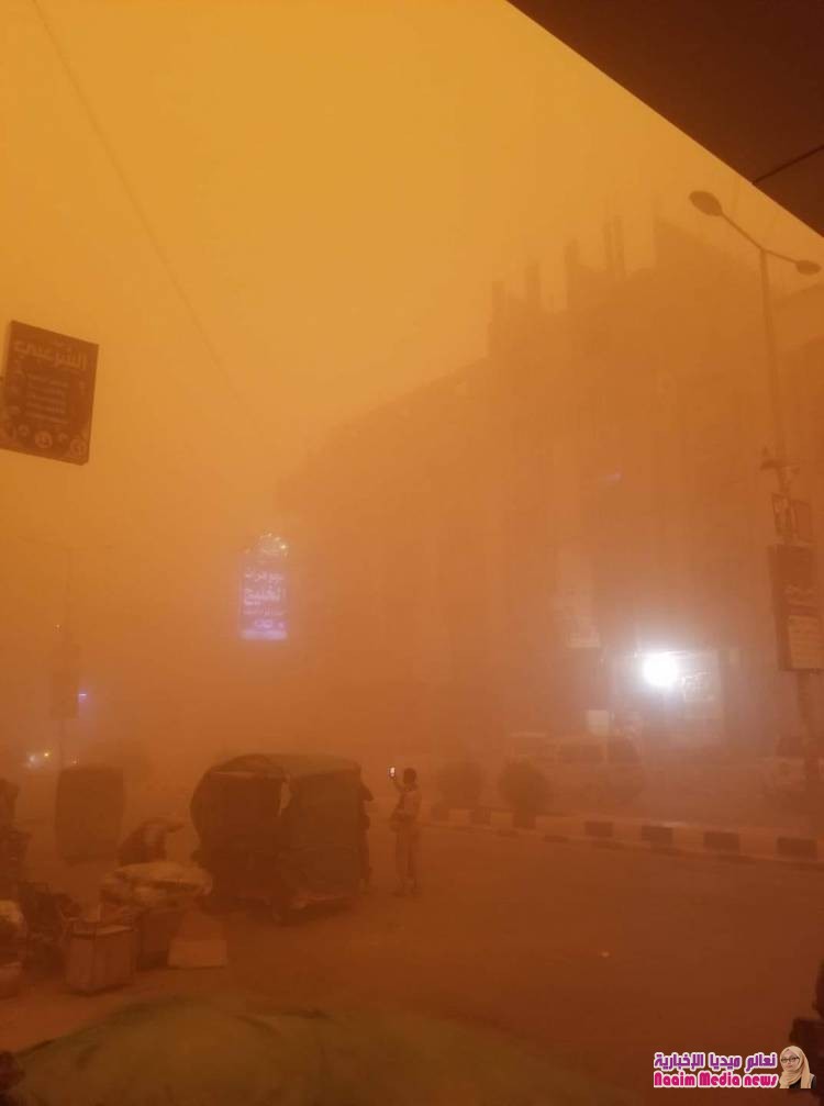 عاصفة رملية تجتاح مأرب وتتسبب في انعدام الرؤية