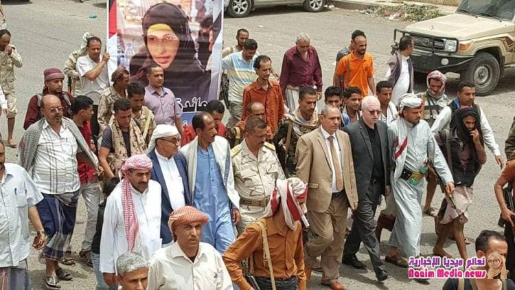تشييع جثمان الناشطة عائدة العبسي في مدينة تعز