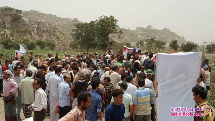 تشييع جثمان الناشطة عائدة العبسي في مدينة تعز