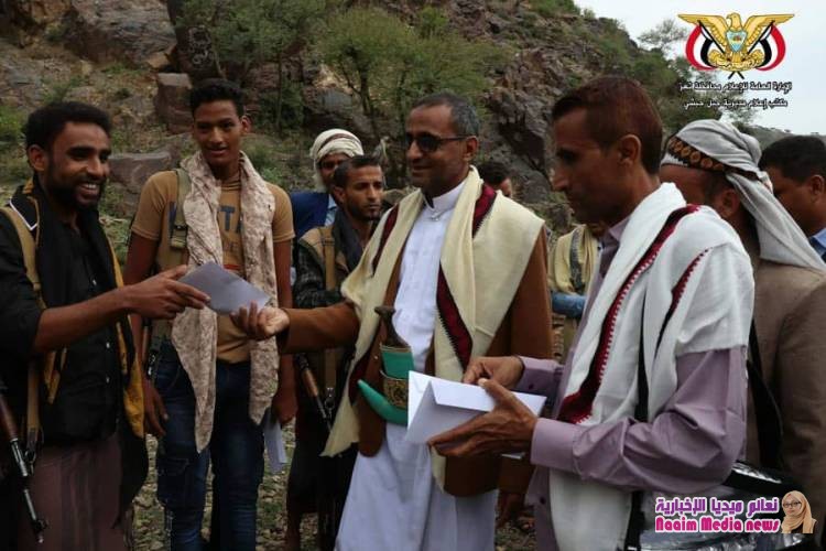 مدير عام المديرية ...يتفقد مواقع الجيش الوطني في الخطوط الأمامية غرب المدينة.