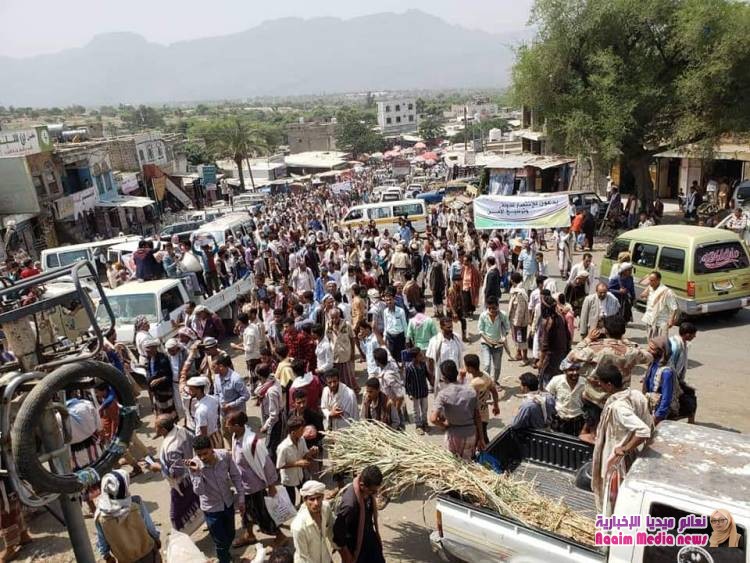 مظاهرات حاشدة تجوب شوارع ريف تعز دعماً للأجهزة الأمنية والجيش الوطني ورفضاً للخارجين عن القانون.
