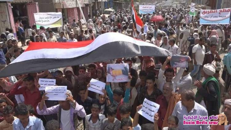 مظاهرات حاشدة تجوب شوارع ريف تعز دعماً للأجهزة الأمنية والجيش الوطني ورفضاً للخارجين عن القانون.