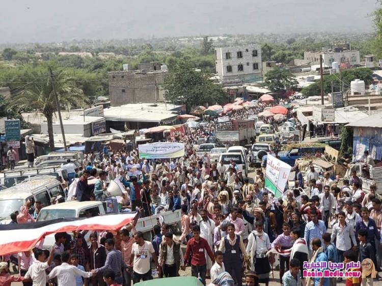 مظاهرات حاشدة تجوب شوارع ريف تعز دعماً للأجهزة الأمنية والجيش الوطني ورفضاً للخارجين عن القانون.