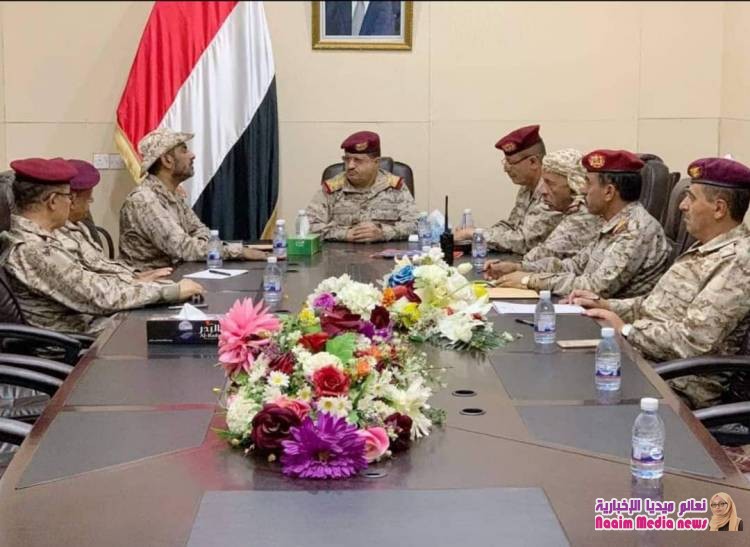 وزير الدفاع يترأس اجتماعاً عسكرياً في مأرب للإطلاع على سير العمليات العسكرية