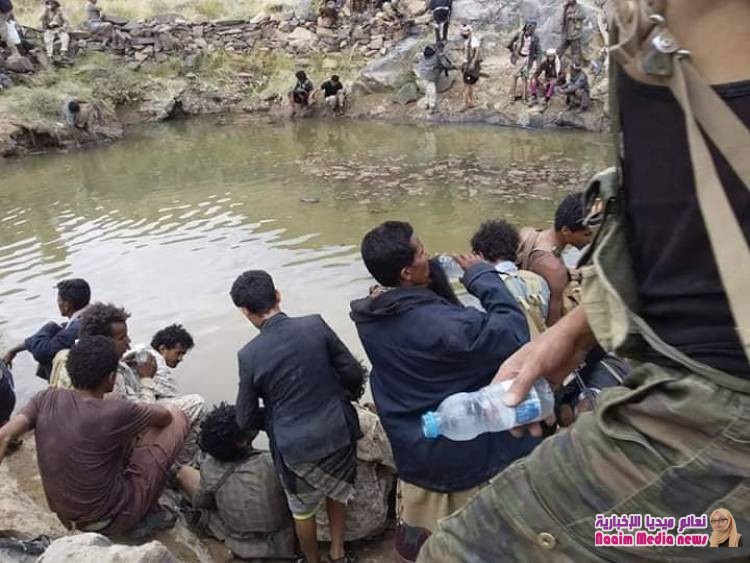 صور لجنود محور كتاف اثناء الحصار يشربون المياه الراكده