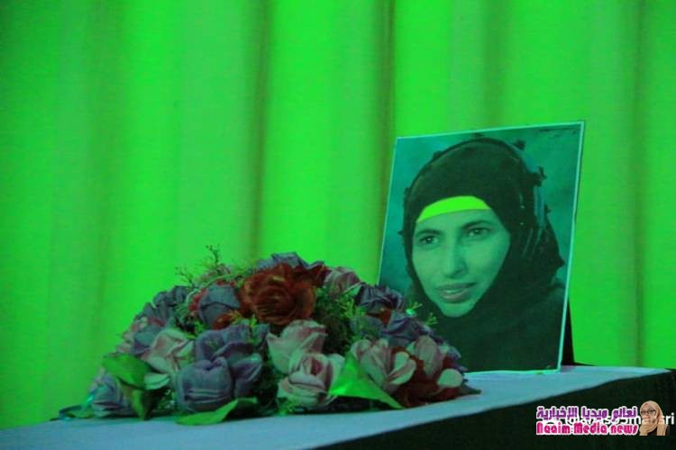 تعز تنتصر اليوم لقضية الروح الراحلة عائدة العبسي والقاعة تبكي مع لوحة ( سيدة النضال ووردة الكرامة ).