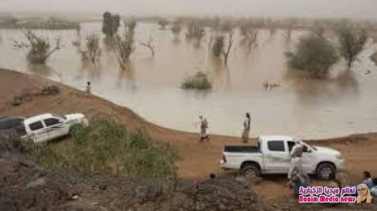 السيول تزيد من معاناة النازحين بمخيم الجفينة بمأرب وتهدم 30 خيمة ومنزلا