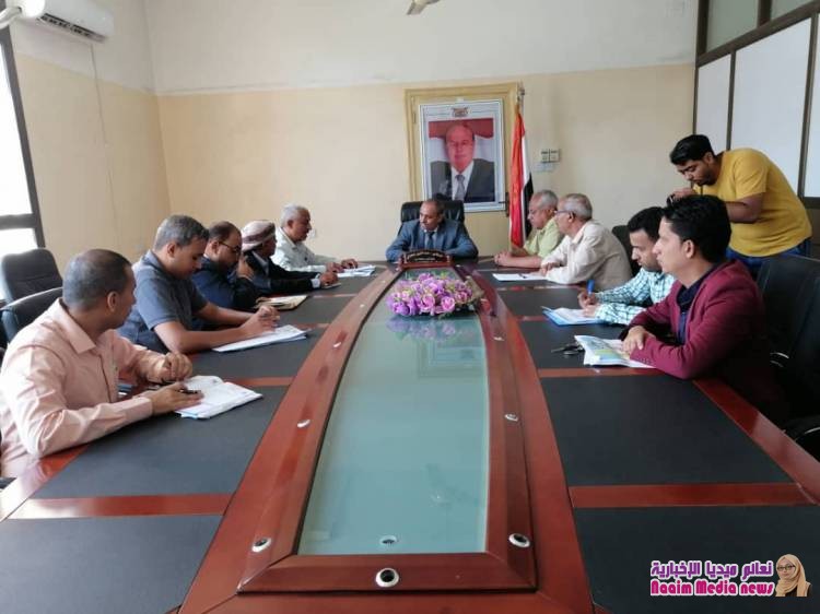 وكيل أول المحافظة يلتقي الهيئة الادارية لجمعية اسر شهداء وجرحى وضحايا المجمع السكني في المخاء .