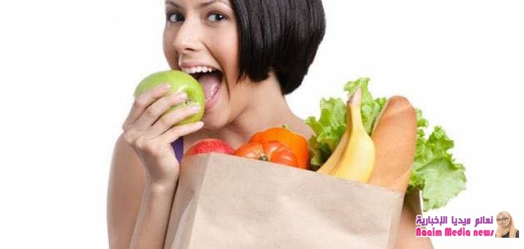 إليكِ بعض الأطعمة الطبيعية المتوفرة، والتى تساعدك عل نقاء ونضارة بشرتك وصحتك العامة أيضاً: