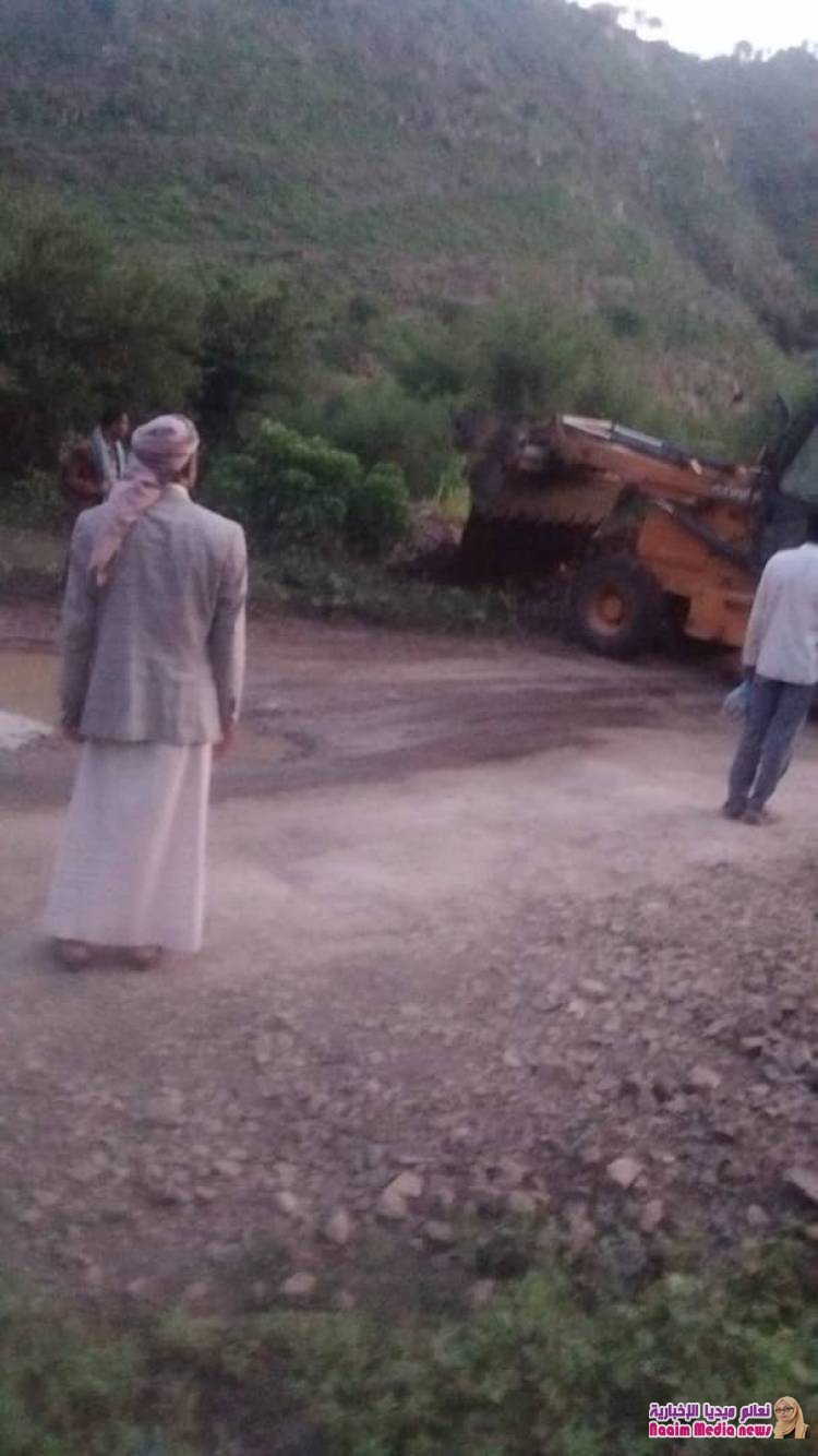 *السلطة المحلية بمديرية جبل حبشي تنفذ صيانة طارئة للطريق الرئيسي الإسفلتي بالمديرية*.