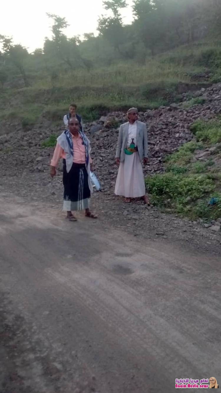 *السلطة المحلية بمديرية جبل حبشي تنفذ صيانة طارئة للطريق الرئيسي الإسفلتي بالمديرية*.