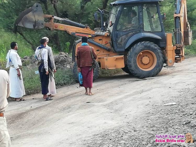 *السلطة المحلية بمديرية جبل حبشي تنفذ صيانة طارئة للطريق الرئيسي الإسفلتي بالمديرية*.