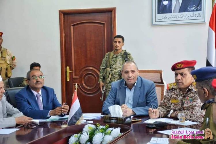 اجتماع موسع للسلطات القضائية والمحلية والجهات العسكرية والأمنية لمناقشة الاعتداء على الأراضي والممتلكات العامة والخاصة وضبط المطلوبين