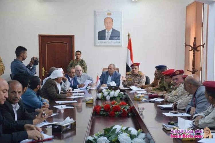 اجتماع موسع للسلطات القضائية والمحلية والجهات العسكرية والأمنية لمناقشة الاعتداء على الأراضي والممتلكات العامة والخاصة وضبط المطلوبين