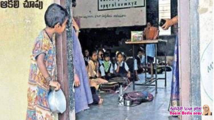 صورة لطفلة تختلس النظر إلى فصل دراسي تثير تعاطفا واسعا في الهند