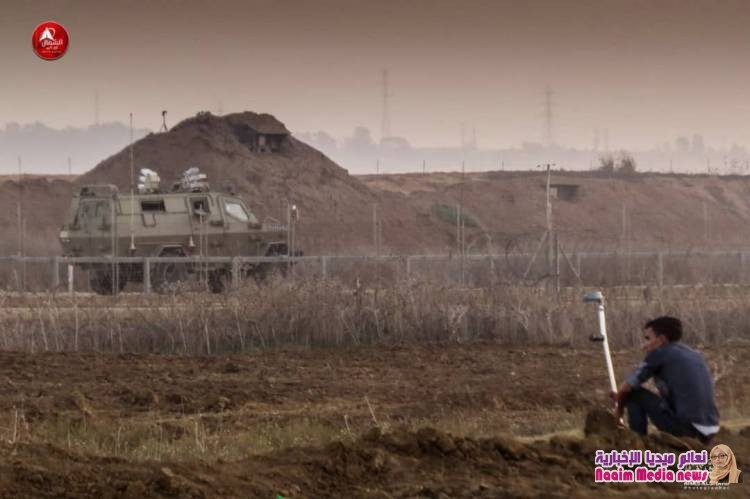 قناصة الاحتلال يصوبون أسلحتهم تجاه المتظاهرين السلميين من خلف السواتر شرق ⁧ جباليا⁩ شمال القطاع .