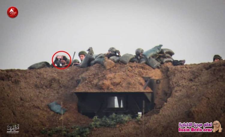 قناصة الاحتلال يصوبون أسلحتهم تجاه المتظاهرين السلميين من خلف السواتر شرق ⁧ جباليا⁩ شمال القطاع .