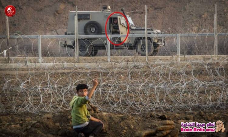 قناصة الاحتلال يصوبون أسلحتهم تجاه المتظاهرين السلميين من خلف السواتر شرق ⁧ جباليا⁩ شمال القطاع .