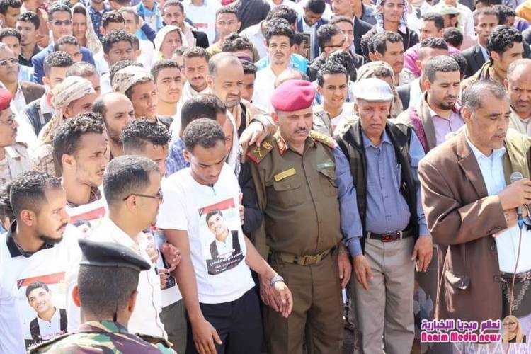 تعز: جنازة مهيبة لجثمان الشهيد الجندي "الحسين القاضي" وقائد المحور يؤكد المضي على درب الشهداء
