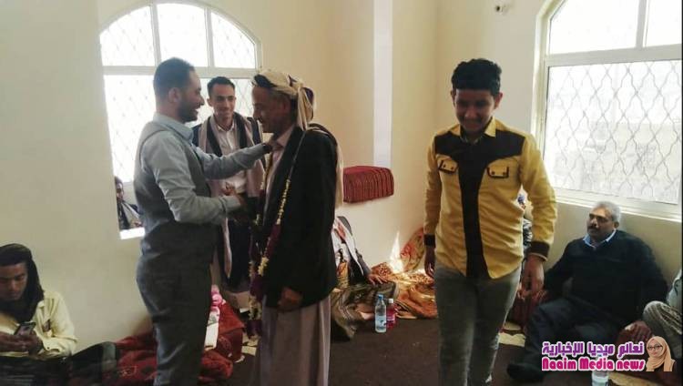 جمع من ناشطي وناشطات تعز في زيارة لقائد مقاومة الحيمة الشيخ الحربي بالذكرى الثانية لإندلاعها