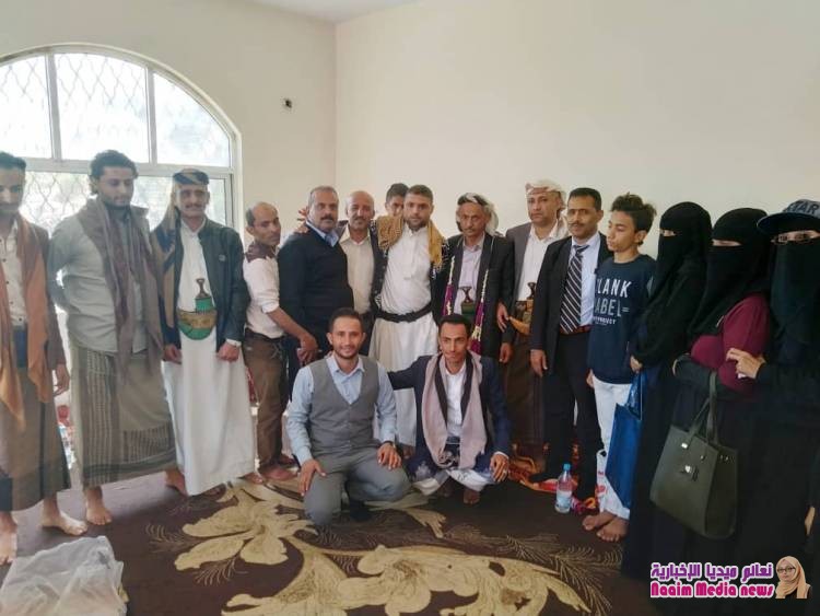 جمع من ناشطي وناشطات تعز في زيارة لقائد مقاومة الحيمة الشيخ الحربي بالذكرى الثانية لإندلاعها