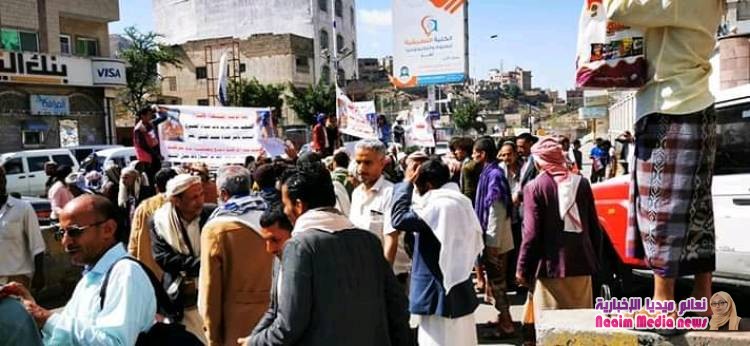 تضاهره حاشدة جابت شوارع مدينة تعز وايضا كان لها وقفة احتجاجيه امام مبنى السلطة المحلية