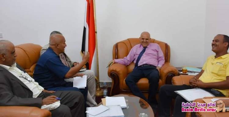 المحافظ شمسان يلتقي مبادرة شباب الحجرية ويؤكد تأهيل طريق تعز التربة قريبا