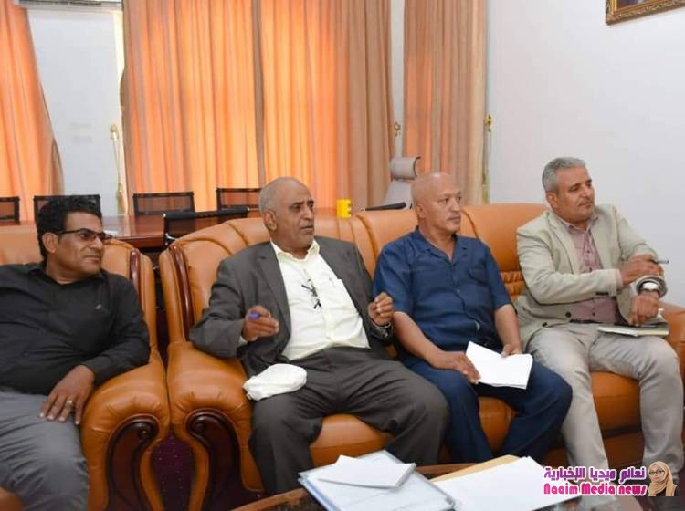 المحافظ شمسان يلتقي مبادرة شباب الحجرية ويؤكد تأهيل طريق تعز التربة قريبا