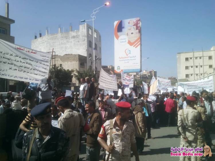 تكتل نقابات تعز .. يحمل السلطة المحلية والقائمين على المؤسسات مسؤلية متابعة المرتبات.