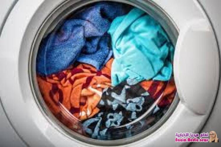 غسل الملابس بماء بارد وبشكل سريع يصون الألوان والبيئة