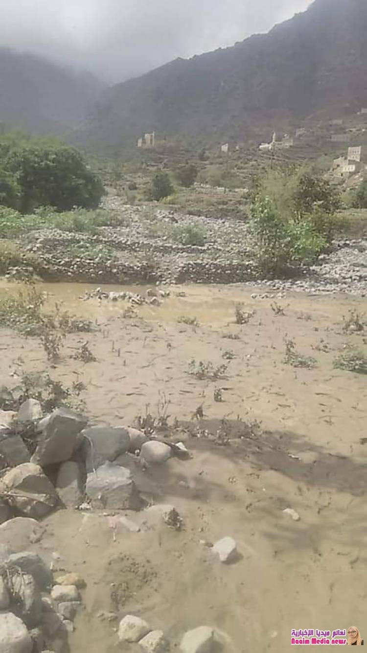 المجلس المحلي بالمديرية يبدأ بتنفيذ حواجز شبكية حجرية بقريتي ابعر والصرمين لحمايتها من السيول بعد تضررهما نيجية غزارة الأمطار في الإسبوع الفائت