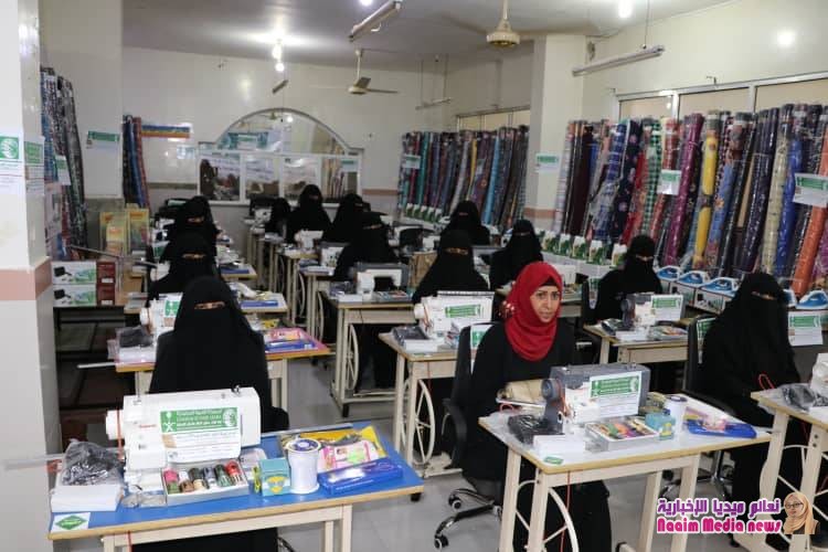 ضمن برنامج التدريب الحرفي والتمكين الاقتصادي لـ200 إمرأة معيلة : مركز الملك سلمان بتعز يختتم مرحلة تمكين المتدربات في مجال الخياطة والكوافير