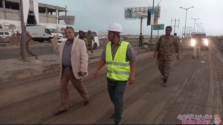 بكلفة ( 249 مليون ريال ) وبتمويل من صندوق صيانة الطرق .. *مدير عام المنصورة يتفقد سير العمل في مشروع إعادة تأهيل الطريق البحري*