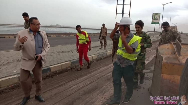 بكلفة ( 249 مليون ريال ) وبتمويل من صندوق صيانة الطرق .. *مدير عام المنصورة يتفقد سير العمل في مشروع إعادة تأهيل الطريق البحري*