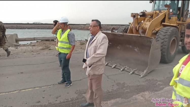 بكلفة ( 249 مليون ريال ) وبتمويل من صندوق صيانة الطرق .. *مدير عام المنصورة يتفقد سير العمل في مشروع إعادة تأهيل الطريق البحري*