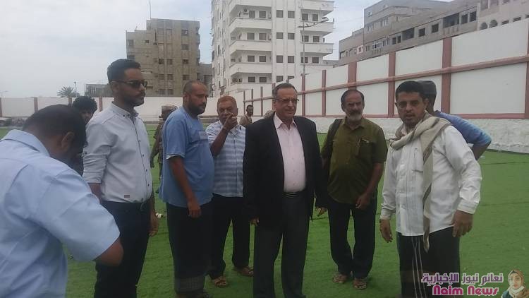 مدير عام المنصورة يتفقد أعمال التعشيب لملعب مدرسة نشوان