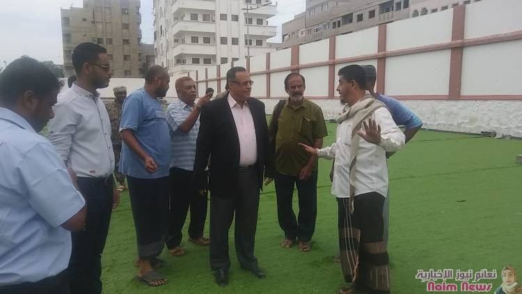 مدير عام المنصورة يتفقد أعمال التعشيب لملعب مدرسة نشوان