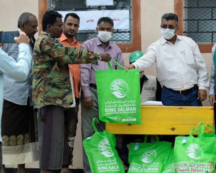 *مركز الملك سلمان يدشن توزيع كسوة عيد الأضحى للأطفال الأيتام والنازحين بمحافظة الضالع*