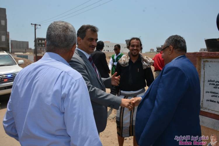 محافظ عدن يضع حجر الأساس لعدد من المشاريع التعليمية والرياضية