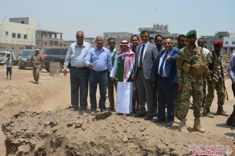 محافظ عدن يضع حجر الأساس لعدد من المشاريع التعليمية والرياضية