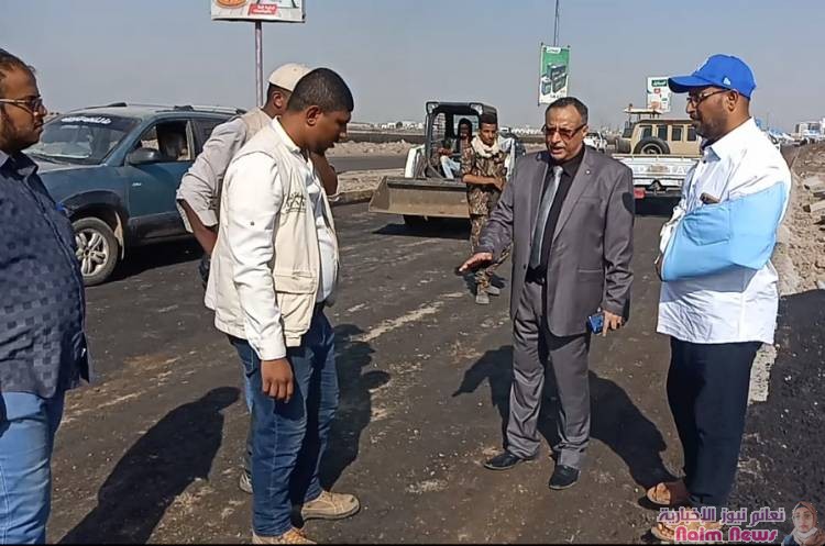 مدير المنصورة يؤكد على ضرورة عمل مناهل وممرات كافية لتصريف مياه الأمطار في مشروع الصيانة الطارئة للطريق البحري