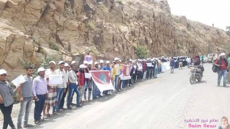 . محتجون في تعز يطالبون بإصلاح طريق هيجة العبد وإنقاذ شريان المحافظة الوحيد