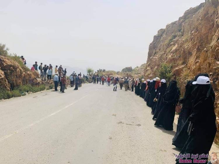 . محتجون في تعز يطالبون بإصلاح طريق هيجة العبد وإنقاذ شريان المحافظة الوحيد