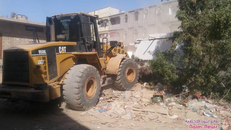 حملة الازاله للعوائق والمخالفات والتعديات مستمره في يومها الثالث في حي السنافر والتسعين  بمنصورة عدن