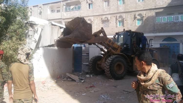 حملة الازاله للعوائق والمخالفات والتعديات مستمره في يومها الثالث في حي السنافر والتسعين  بمنصورة عدن