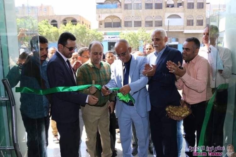 مدير عام مكتب الصحة بتعز يفتتح مجموعة صيدليات نشوان فارمسي في المدينة 